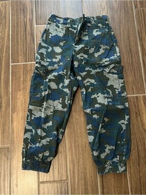 Wild Fable camo cargo pants size M